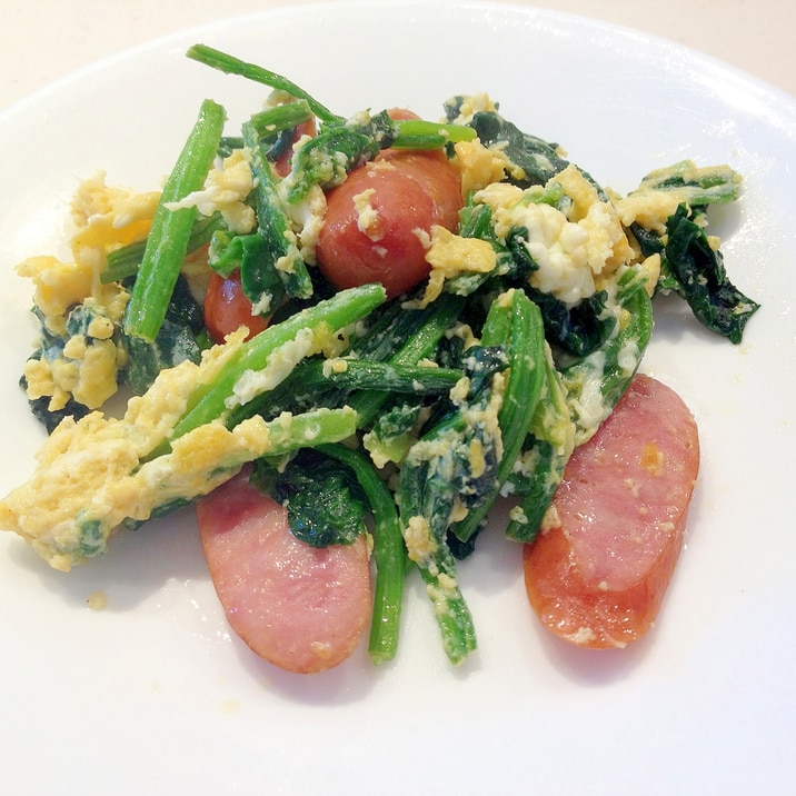 朝食におすすめ!ほうれん草とウインナーと卵の炒め物